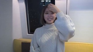 肉感身材外围骚女，一进来就推到，吸蛋舔屌展示口活，扛腿爆操打桩机